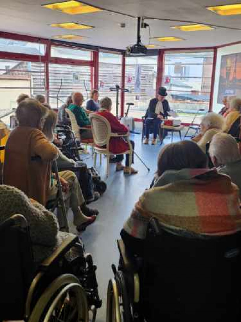 Atelier tricot sur un air des fables de Jean de La Fontaine