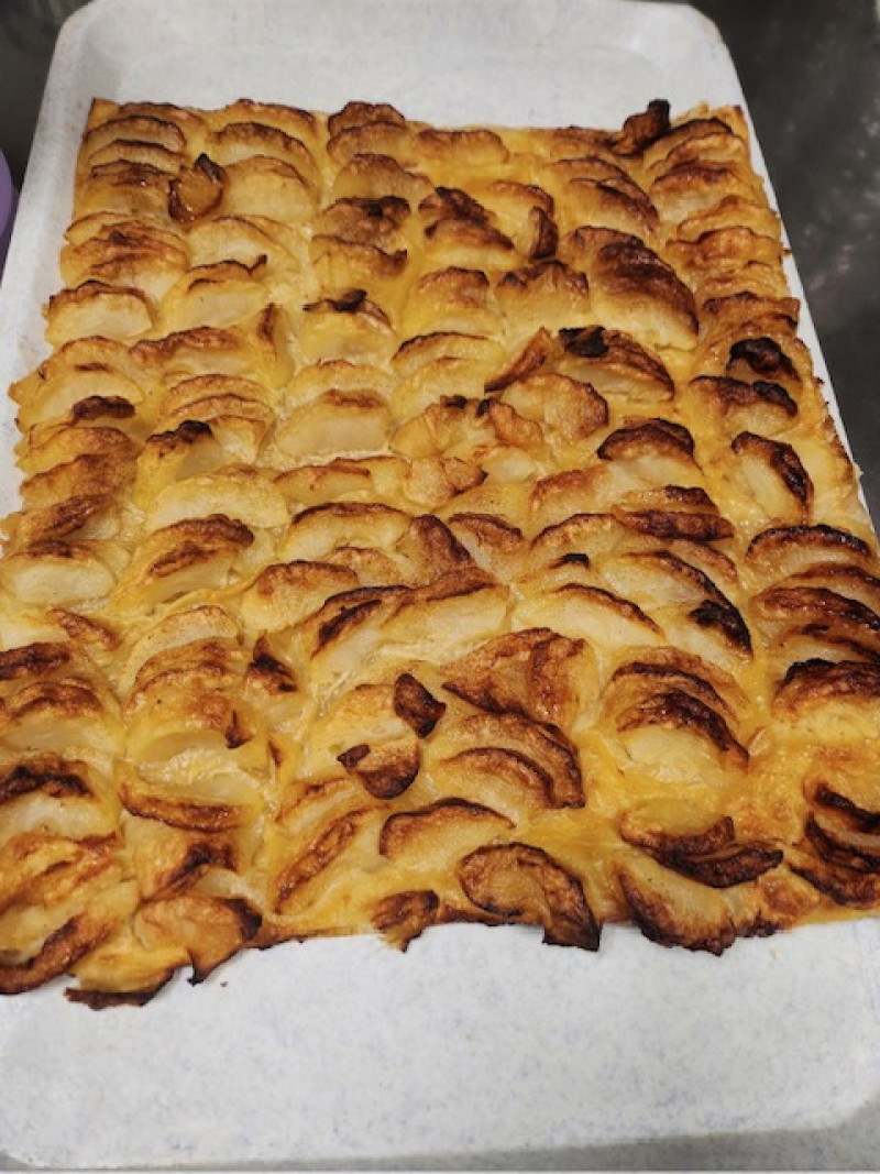 Atelier culinaire à la Résidence La Harpe : Un délicieux gâteau aux pommes partagé au goûter